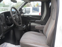 Engine: 8 Cylinder Engine 4.8L/293CI Safety Equipment Energy-absorbing steering column Child safety... (image 7)