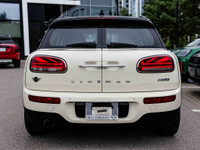 Comfort Package, Signature Line, Black Roof & Mirror Caps, Roof Rails. Finished in Pepper White with... (image 4)