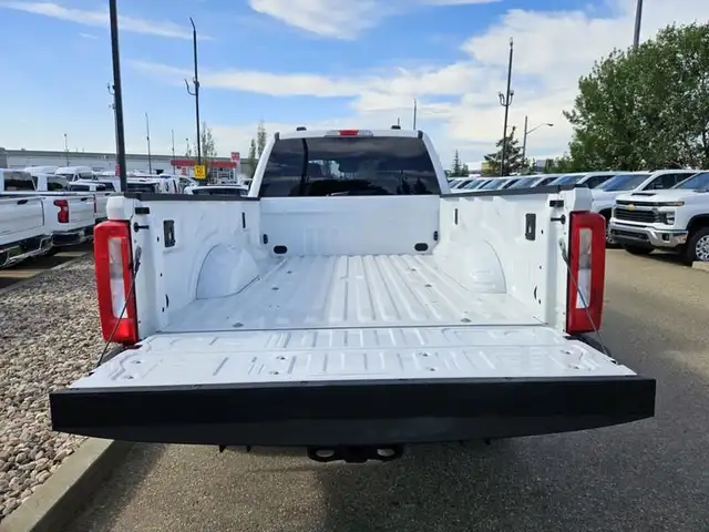 2023 Ford Super Duty F-350 SRW XLT 4WD Crew Cab 8' Box, 6.7L V8  in Cars & Trucks in St. Albert - Image 6