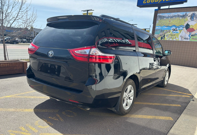 2017 Toyota Sienna 7-Pass FWD in Cars & Trucks in Calgary - Image 2