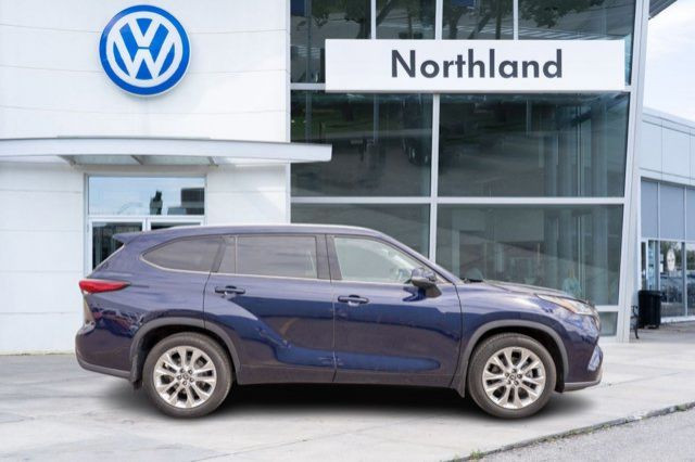 2022 Toyota Highlander Limited in Cars & Trucks in Calgary - Image 2