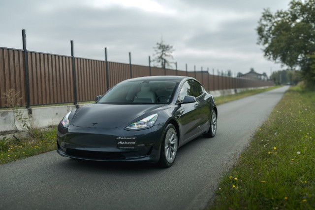 2022 Tesla Model 3 in Cars & Trucks in Delta/Surrey/Langley - Image 3
