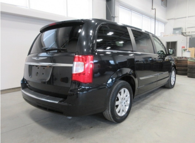 2015 Chrysler Town & Country Touring in Cars & Trucks in Ottawa - Image 4