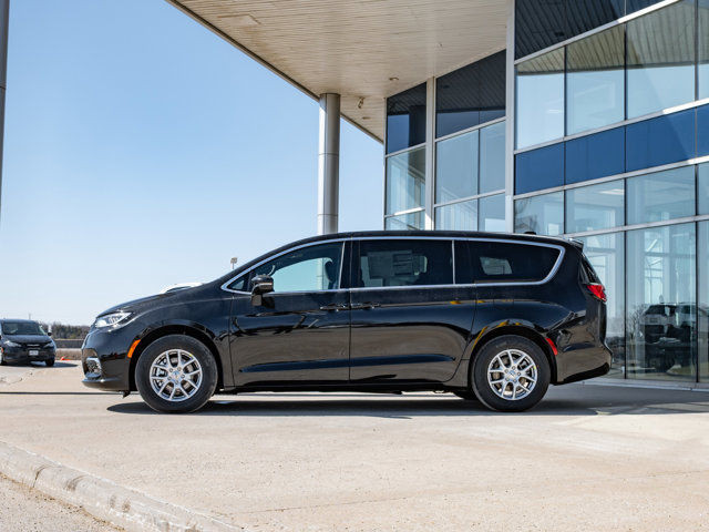 2025 Chrysler Pacifica Select in Cars & Trucks in Barrie - Image 2