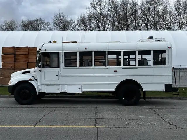 2013 international 4200 21 Passenger Bus Diesel Hydraulic Brakes in Heavy Trucks in Richmond - Image 7