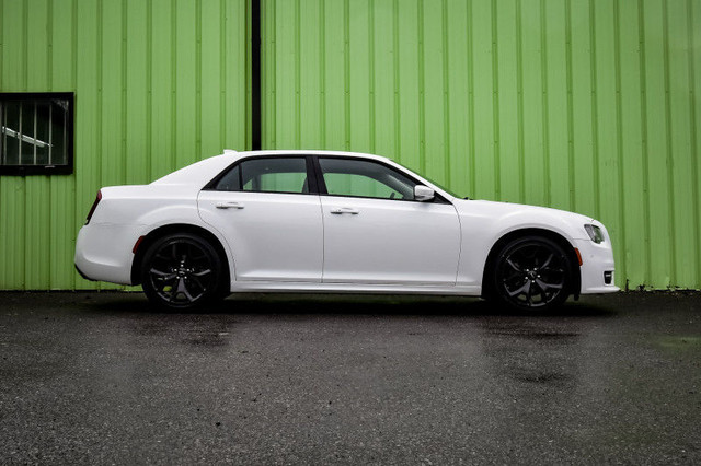 2022 Chrysler 300 Touring L • NAV • HEATED LEATHER • REMOTE STAR in Cars & Trucks in Ottawa - Image 2