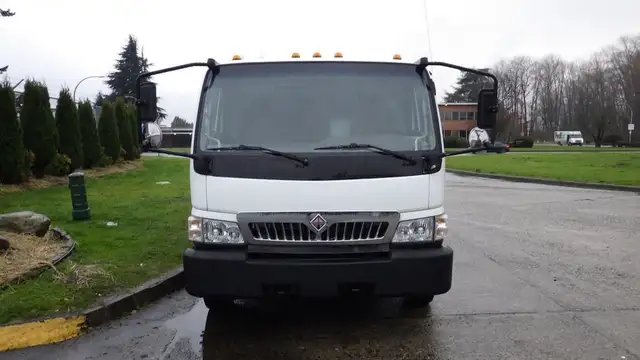 2009 international CF 600 City Star Side Dump Truck 3 Seater Die in Heavy Trucks in Richmond - Image 4