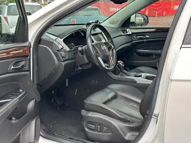 2013 Cadillac SRX Luxury AWD – Premium Comfort & Super Low Kms dans Autos et camions dans Calgary - Image 15