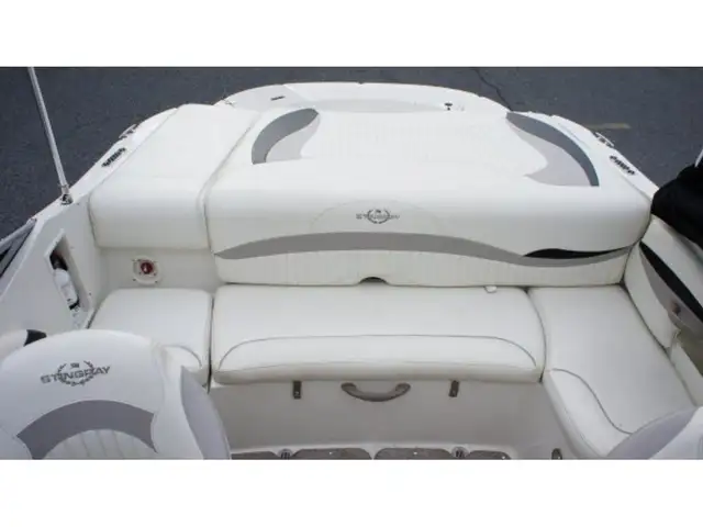 2013 Stingray Boat Co 208CR VOLVO V6-200CV in Powerboats & Motorboats in Longueuil / South Shore - Image 5