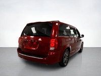 Family-friendly and loaded with amenities, our used 2016 Dodge Grand Caravan SXT Premium Plus is han... (image 4)