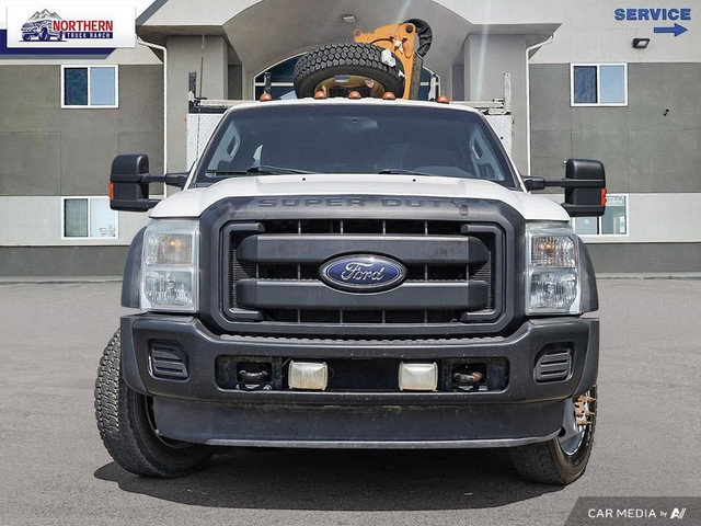 2013 Ford F-550 Chassis XLT PICKER TRUCK CREW CAB 4X4 in Cars & Trucks in Edmonton - Image 2