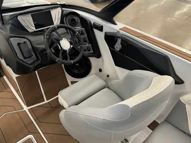 2025 Supreme S220 NOUVEAUTÉ 2025 in Powerboats & Motorboats in Granby - Image 6