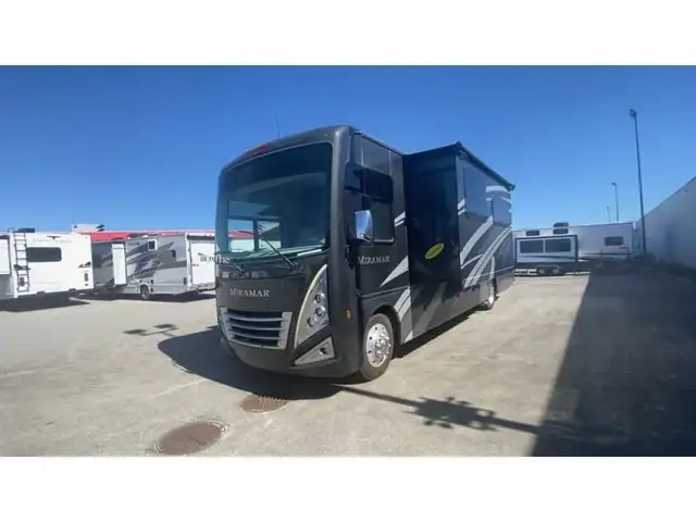 2023 Thor Motor Coach Miramar 35.2 in RVs & Motorhomes in Abbotsford - Image 6