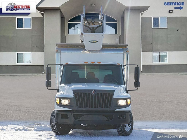 2012 International Terrastar CUBE VAN / BUCKET LIFT / SHELVIN... in Cars & Trucks in Edmonton - Image 2