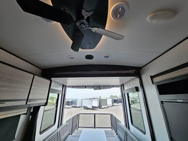 TOY HAULER CLEARANCE -STYKER 3414 W/REAR PATIO DECK UNDER COST in RVs & Motorhomes in London - Image 30
