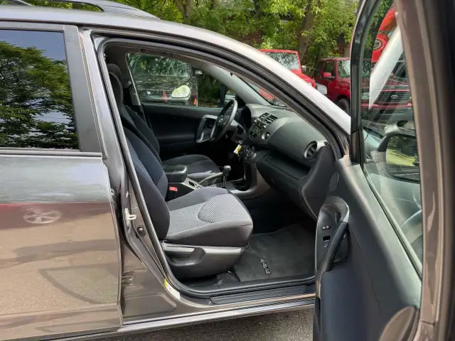 2010 Toyota RAV4 SPORT V6 - 4X4 in Cars & Trucks in City of Toronto - Image 17