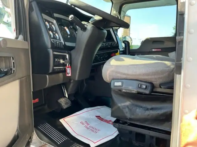 2010 Kenworth T800 in Heavy Equipment in St-Georges-de-Beauce - Image 14