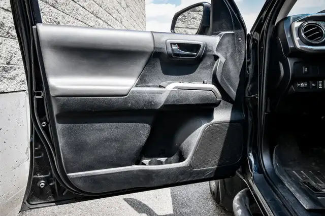 2022 Toyota Tacoma SR5 • SIDE STEPS • HEATED SEATS • CP/AA in Cars & Trucks in Kingston - Image 10