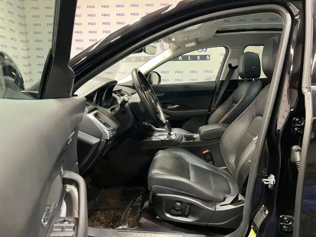 2020 Jaguar E-PACE dans Autos et camions dans Ottawa - Image 14