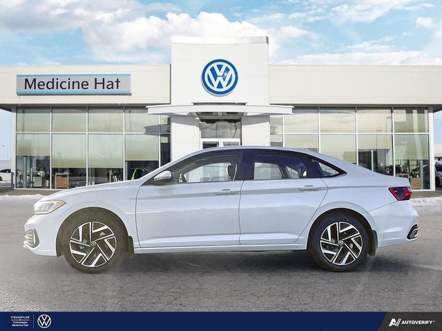 2022 Volkswagen Jetta Highline - Oryx Pearl White! in Cars & Trucks in Medicine Hat - Image 4