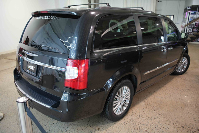 2016 CHRYSLER TOWN & COUNTRY TOURING - | Leather | Stow and Go!  in Cars & Trucks in Winnipeg - Image 3