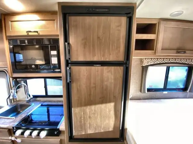2020 Thor Motor Coach Chateau 22E in RVs & Motorhomes in Abbotsford - Image 12