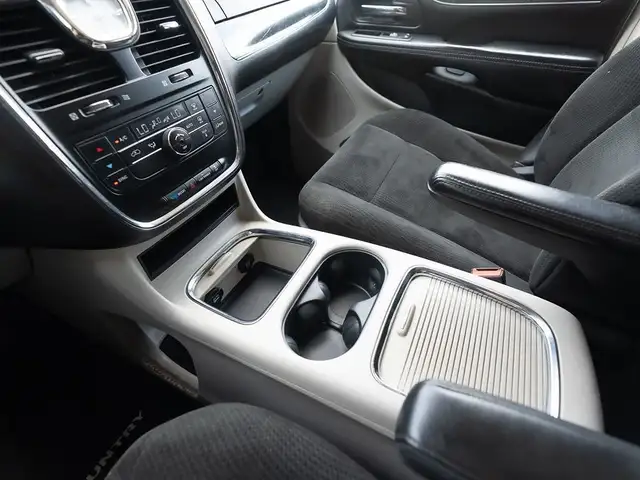 2016 Chrysler Town & Country TOURING in Cars & Trucks in Saskatoon - Image 14