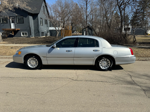 1998 Lincoln Town Car SIGNATURE in Cars & Trucks in Prince Albert