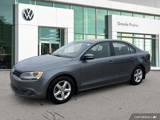 2014 Volkswagen Jetta Sedan Trendline Plus | Clean Carfax in Cars & Trucks in Grande Prairie