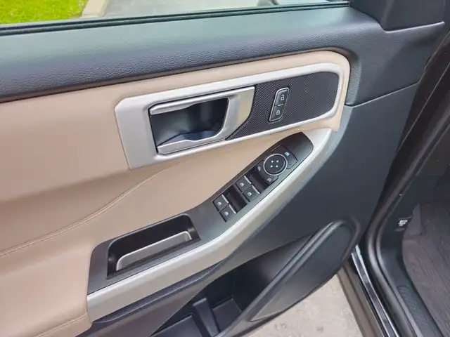 2020 Ford Explorer XLT 4WD in Cars & Trucks in Chatham-Kent - Image 19