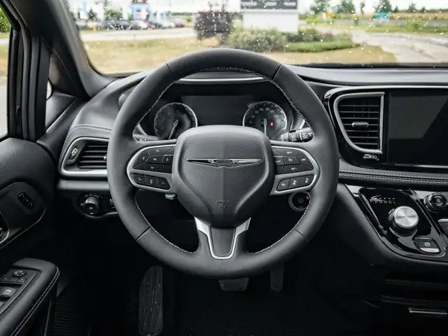 2025 Chrysler Pacifica Select in Cars & Trucks in Barrie - Image 3