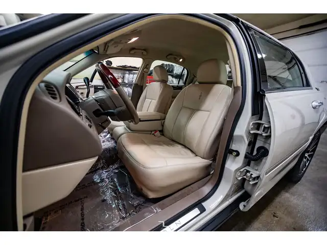 2005 Lincoln Town Car Leather Heated Seats in Cars & Trucks in Grande Prairie - Image 13