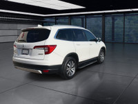 This well-equipped three-row SUV adds premium features like leather-trimmed seating, integrated navi... (image 7)