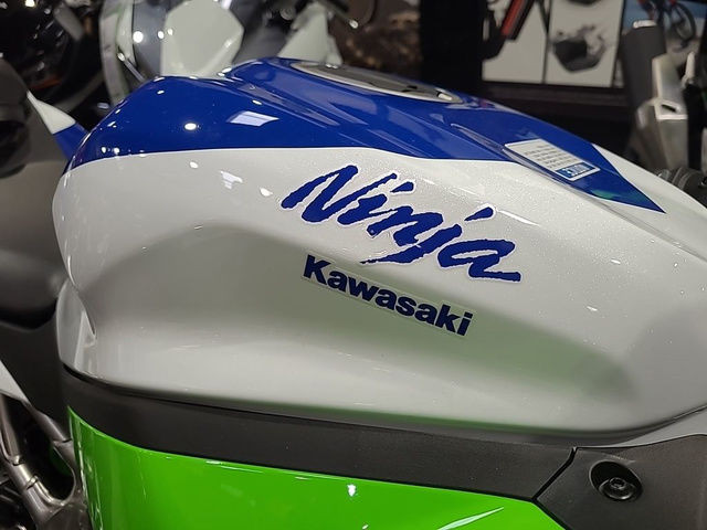 2024 Kawasaki Ninja ZX-4RR 40Th Anniversary Edition in Street, Cruisers & Choppers in Calgary - Image 3