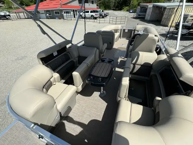 2024 Sun Tracker Party Barge 22 XP3 Tritoon, Mercury 150 L 4s-po in Powerboats & Motorboats in Calgary - Image 13