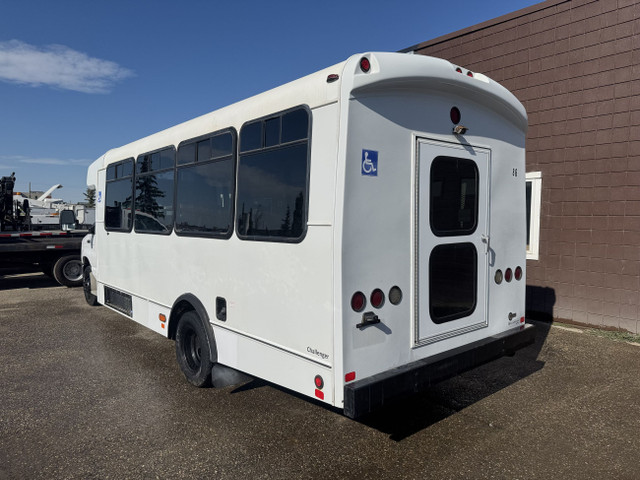 2016 Ford E-450 18 Passenger Bus With Wheelchair Lift in Cars & Trucks in Calgary - Image 3