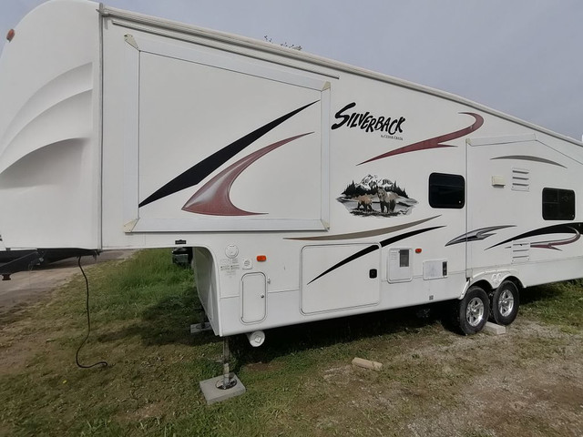 2012 FOREST RIVER CEDAR CREEK SILVERBACK 29RE in Travel Trailers & Campers in London