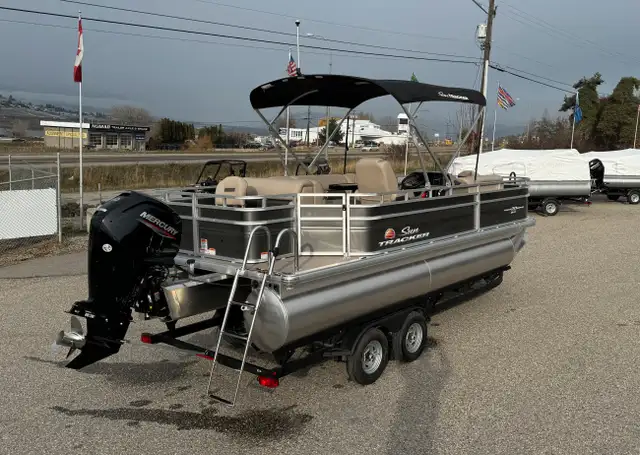 2025 Sun Tracker Fishin' Barge 20 DLX, pontoon boat in Powerboats & Motorboats in Vernon - Image 8