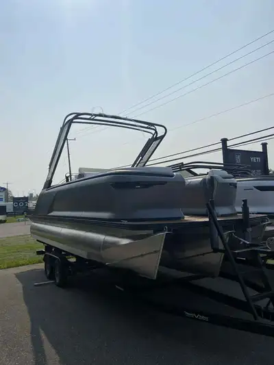 2025 Manitou Explore Navigator 22' MAX DECK w/ ROTAX 150HP- Shark Grey Features: -Max Deck w/ Rotax...