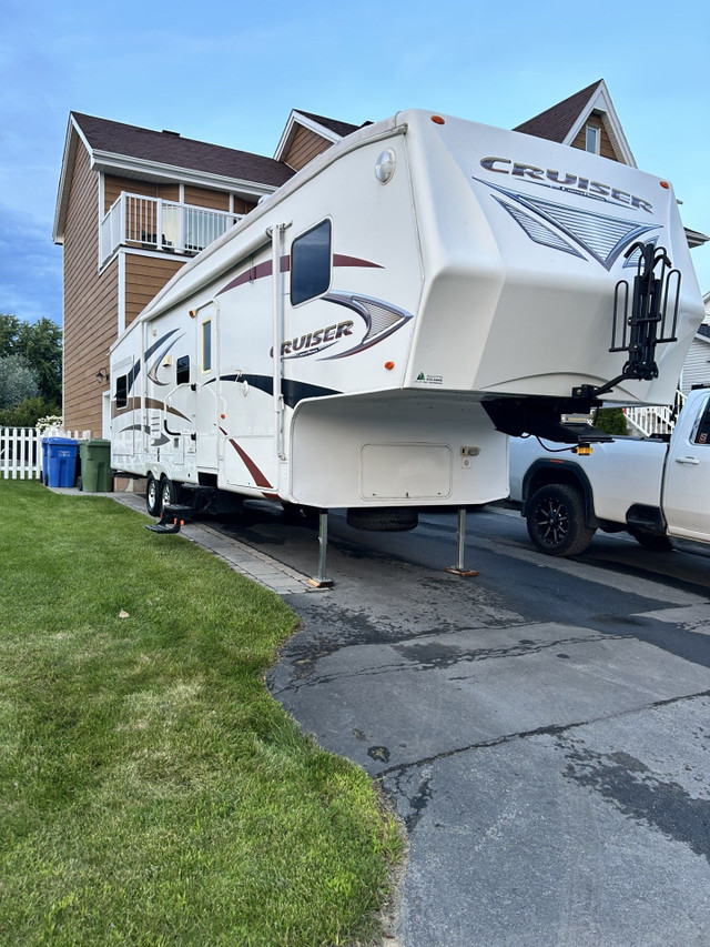 2009 FIFTH WHEEL 36 PIED 4 BUNK BED , 8200 LBS CROSSROADS CRUISE in Travel Trailers & Campers in Québec City - Image 2