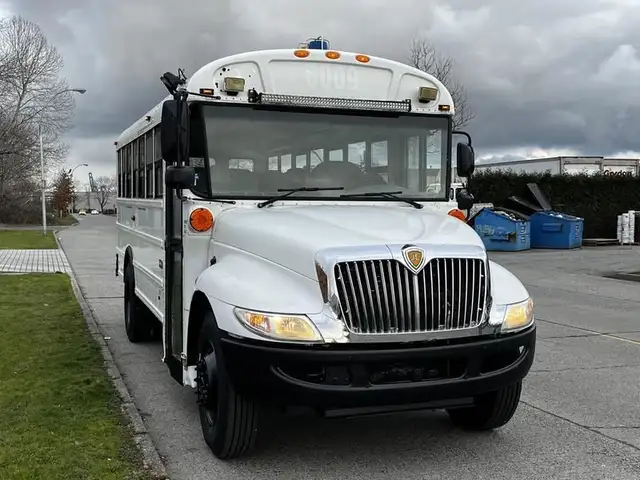 2013 international 4200 21 Passenger Bus Diesel Hydraulic Brakes in Heavy Trucks in Richmond - Image 3