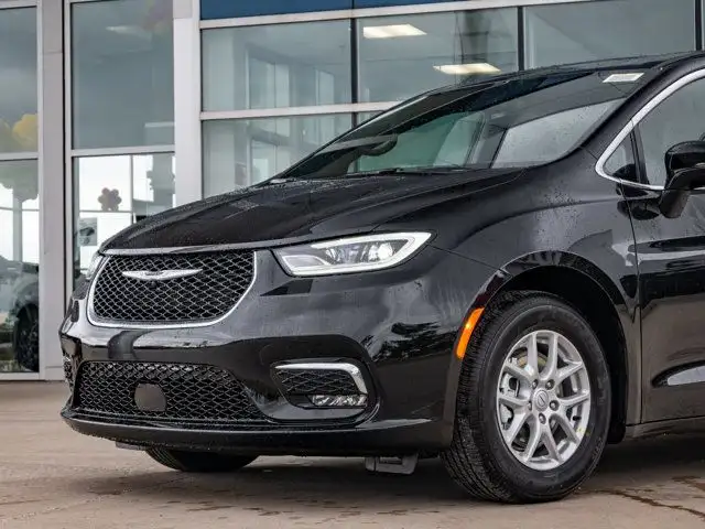 2025 Chrysler Pacifica Select in Cars & Trucks in Barrie - Image 13