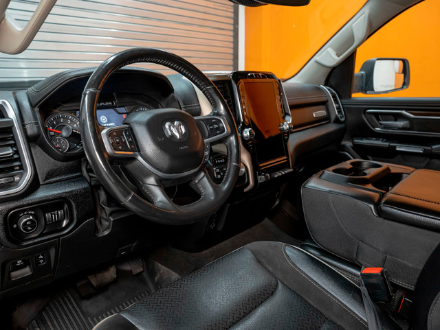 2022 Ram 1500 LARAMIE CREW 4X4 V8 *NAV 12 PO* CUIR SIÈGES VENTIL in Cars & Trucks in Laurentides - Image 2