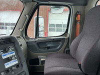 Ryder Stock ID: 840610 Transmission Type/Speed: AUTO 12 Engine: DIESEL DD13 GHG'17 450/1625 Horse Po... (image 8)
