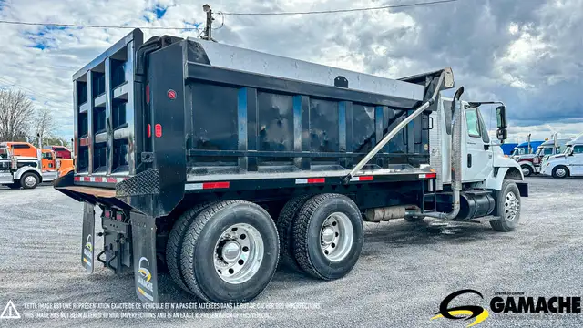 2004 INTERNATIONAL 7400 TANDEM AXLE DUMP TRUCK in Heavy Trucks in Chilliwack - Image 5