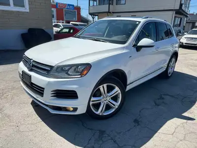 R-LINE / TWO KEYS / ONE OWNER / NO ACCIDENTS! SUPER CLEAN!!! HELLOOO OTTTAAAWAAA! WE FINANCE EVERYON...