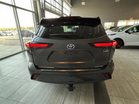 REMOTE ENGINE START, COOLED FRONT SEAT(S), PANORAMIC ROOF Zipping around Edmonton in the latest tech... (image 6)