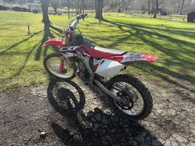 2007 HONDA CRF250R-RED! in Dirt Bikes & Motocross in Edmonton - Image 7