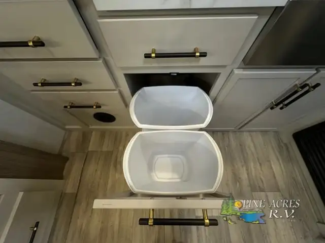 2025 Dutchmen RV Astoria 2913FK in Travel Trailers & Campers in Truro - Image 20
