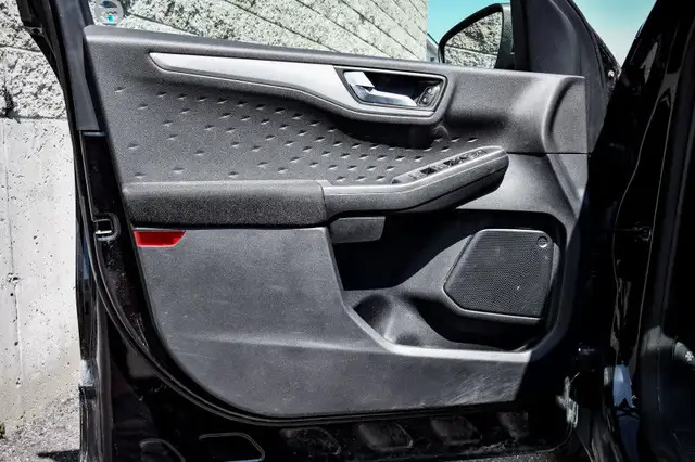 2020 Ford Escape SE • HEATED SEATS • CP/AA • NAV • PARK ASSIST in Cars & Trucks in Kingston - Image 10